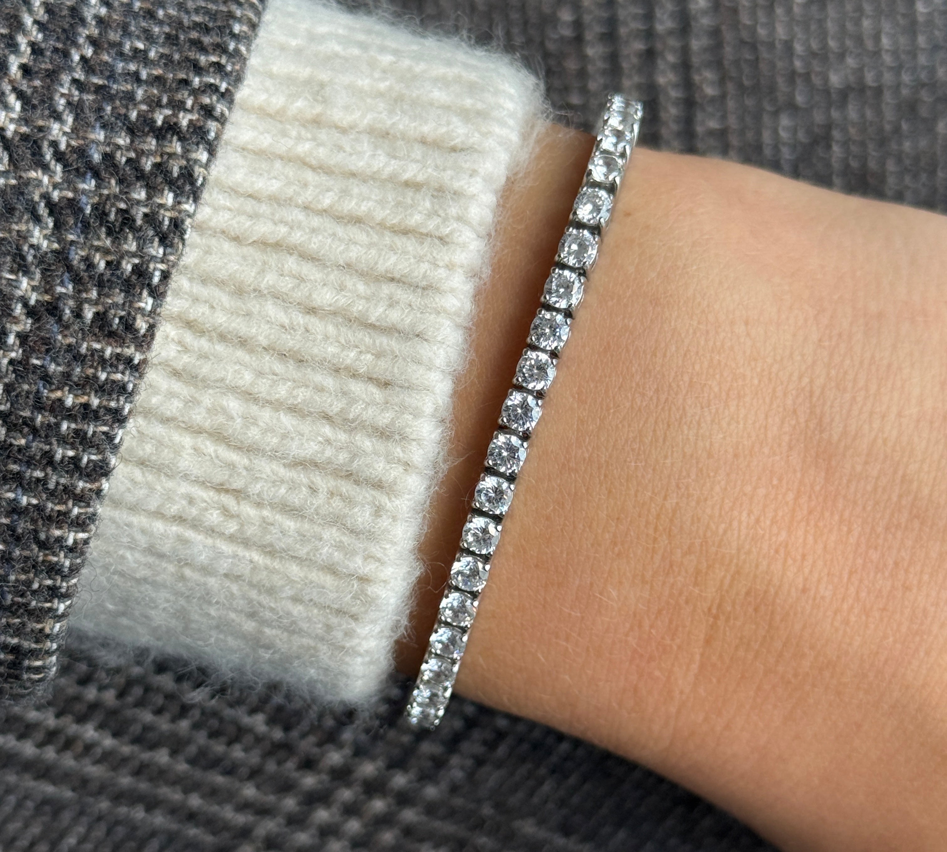 Klassisk Tennisarmbånd i sølv fra TUXEN STUDIO - vandfast smykke nws cubic zirkonia sten. 