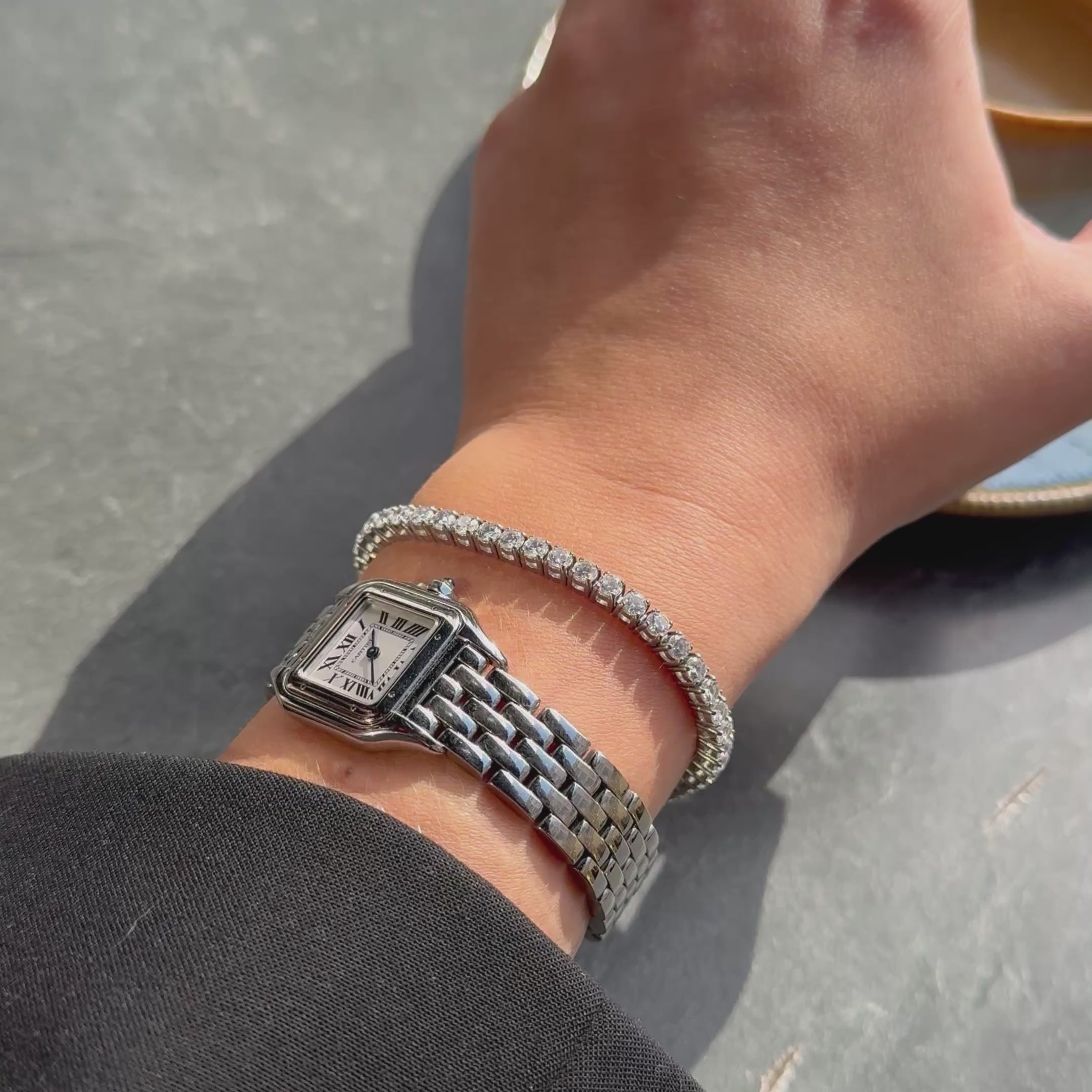 Tennisarmbånd i klassisk og tidløst design. Lavet i slidstærk og vandfast kvalitet. Perfekt til at blive brugt hver dag 